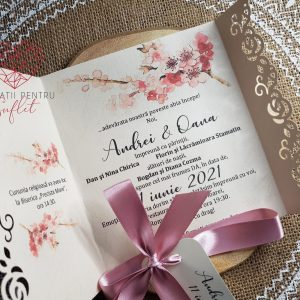 Invitație perforată manual flori de cireș cu etichetă
