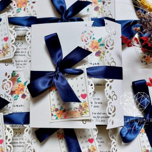 Invitație perforată manual regal blue cu calendar