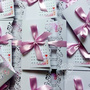 Invitație perforată manual pink world cu calendar