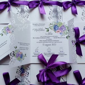 Invitație perforată manual în nuanțe mov