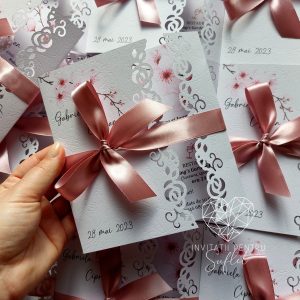 Invitație perforată flori de cireș cu print exterior