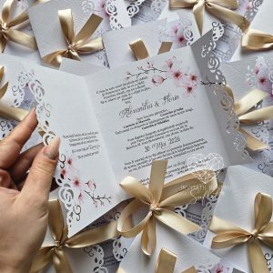 Invitație perforată manual flori de cireș