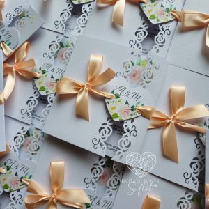 Invitație perforată manual peach cu inimă